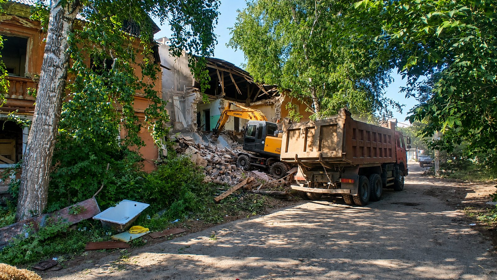 Снос здания экскаватором в Барнауле